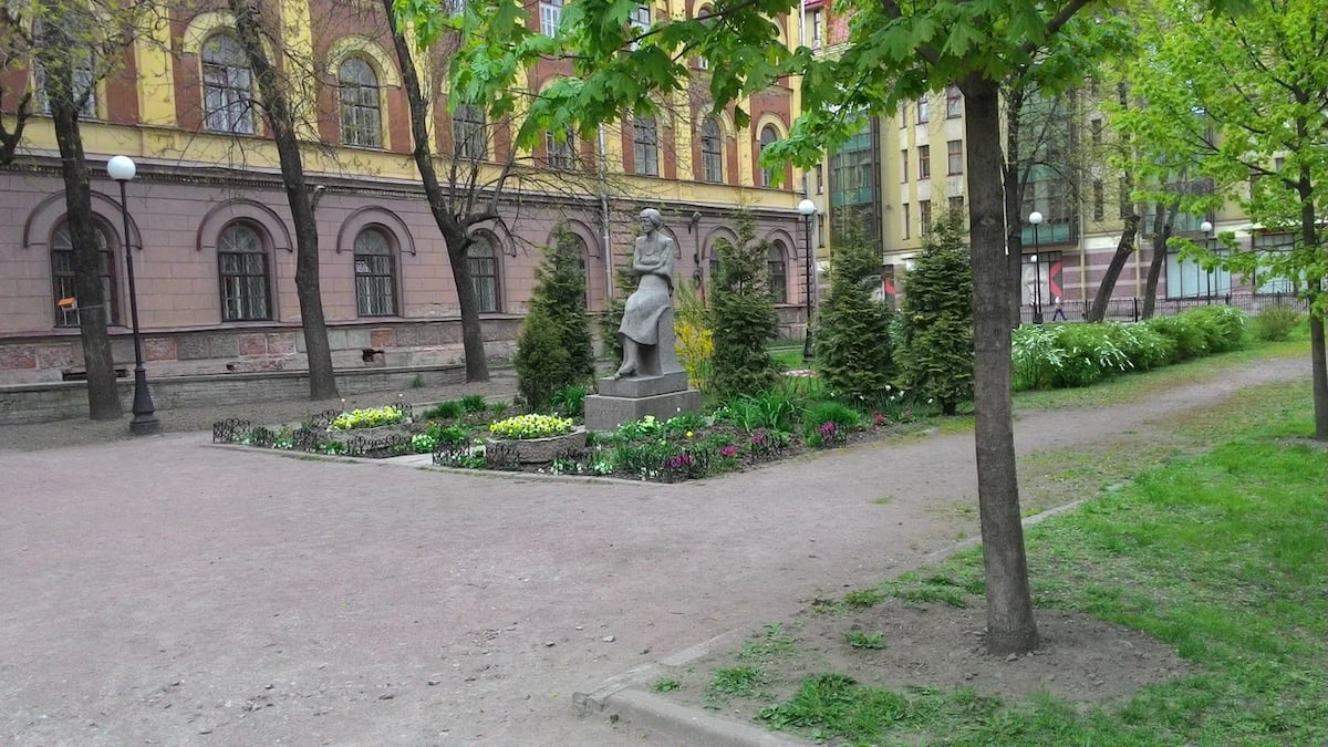 Памятник Анне Ахматовой 1
