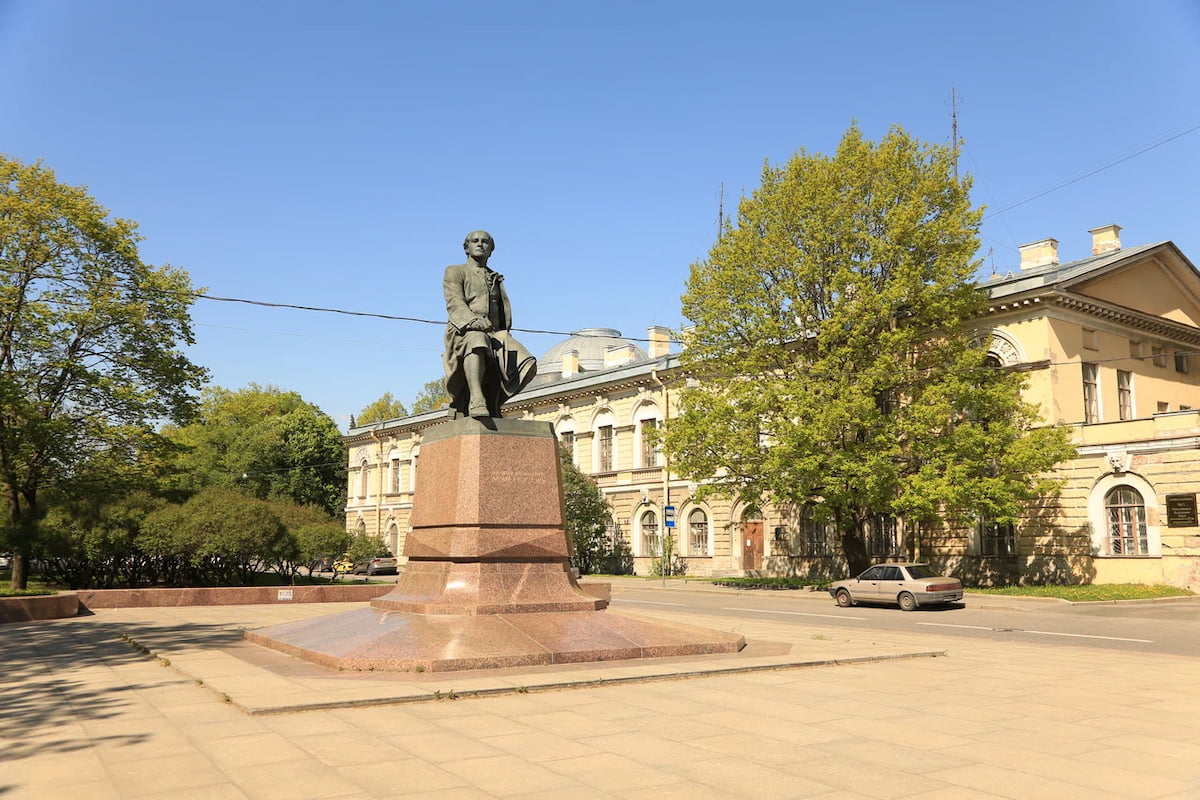 Памятник Ломоносову 1
