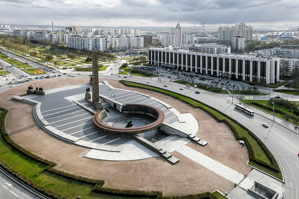 Монумент героическим защитникам Ленинграда 1