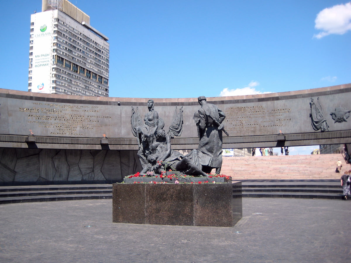 Монумент героическим защитникам Ленинграда 2